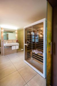 a bathroom with a glass shower and a sink at Weinhotel Offenstein Erben in Eltville