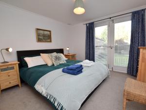 um quarto com uma cama grande e uma janela em 3 Bed in City Centre E1986 em Edimburgo