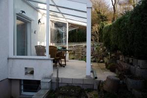 un patio de una casa con una mesa en Kernberg Apartment Jena, en Jena