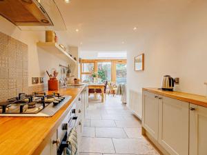 ラドローにある2 Bed in Ludlow 40329のコンロとカウンタートップのあるキッチン