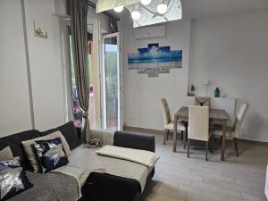 - un salon avec un canapé et une table dans l'établissement SE039 - Senigallia, bilocale ristrutturato in località Vivere Verde, à Senigallia