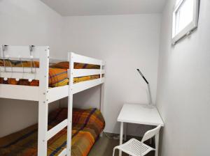 1 Schlafzimmer mit 2 Etagenbetten und einem Schreibtisch in der Unterkunft Le Bradford YourHostHelper in Cannes