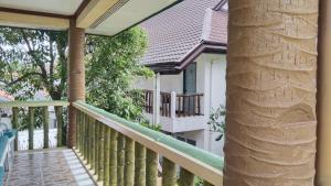 Balcony o terrace sa HMC Guesthouse - Malapascua Island - FAN ROOM #1