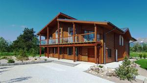 韦尔卡鲁穆尼卡Vila Halfway的一座大型木制房子,有很多窗户