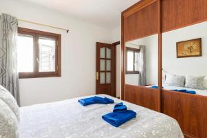 En eller flere senge i et værelse på Beach Apartment Puerto del Carmen Apt 20 + 13 billeder