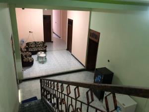 una vista aérea de una sala de estar con una escalera en Griya Erlangga, en Kediri