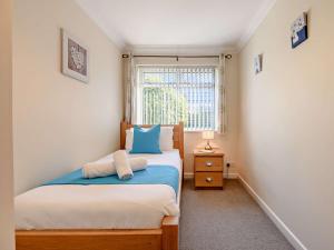 a small bedroom with a bed and a window at 3 Bed in Mudeford 93459 in Christchurch