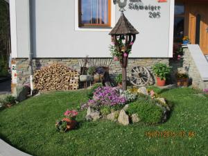 Ein Garten an der Unterkunft Gästehaus Schwaiger