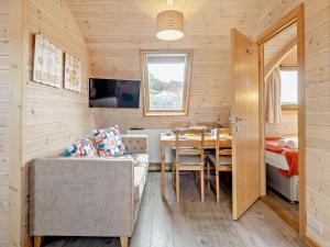 Televisyen dan/atau pusat hiburan di 2 Bed in Sheinton 93397