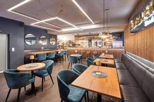 a restaurant with wooden tables and blue chairs at Beim Weinbauer in Cochem