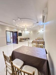 a room with a table and chairs and a dining room at استراحة وشاليه وقاعة السلطانه in Al-Salam