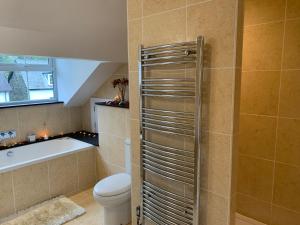 Koupelna v ubytování The Penthouse Bowness Tranquil Loft Jacuzzi Bath & Complimentary Cascades Spa Membership