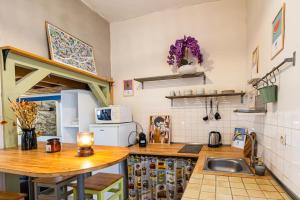 - une cuisine avec un évier et un comptoir dans l'établissement Le Perchoir de Niro, à Nantes