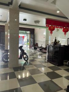 hol z motocyklem zaparkowanym w pokoju w obiekcie NGỌC THẢO TÂN Motel w mieście Ấp Châu Thới