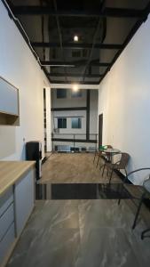 ein leeres Zimmer mit einem Tisch und Stühlen darin in der Unterkunft EMWEKA Residence Balikpapan in Balikpapan
