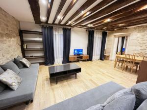 sala de estar con sofá y mesa en Urban Flat 43 - Charming Parisian Flat near Grands Boulevards, en París