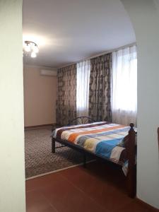 Ein Bett oder Betten in einem Zimmer der Unterkunft Апартаменти 100 кв.м на Шота Руставелі