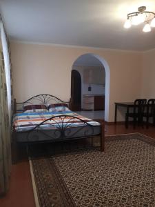 ein Schlafzimmer mit einem Bett in einem Zimmer mit einer Küche in der Unterkunft Апартаменти 100 кв.м на Шота Руставелі in Odessa