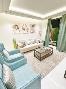 een woonkamer met 2 banken en een salontafel bij شقة بغرفتين نوم وبلكونة خاصة ١٥ in Riyad