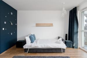 Schlafzimmer mit einem Bett mit blauem Akzent in der Unterkunft Prokocim Blue Studio in Krakau