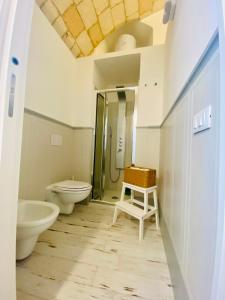 ein Bad mit einem WC und einem Waschbecken in der Unterkunft La Bitta Suite in Brindisi