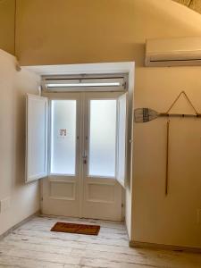 a room with a door and a window at La Bitta Suite in Brindisi