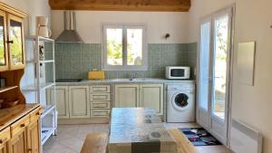 a kitchen with a washing machine and a washer at Maison Monticello in Monticello +26 photos