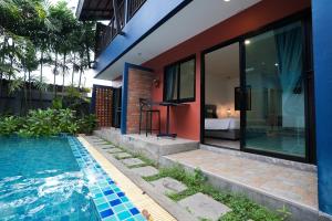 Bazén v ubytování KRAAM Silhouette Hotel and Cafe Phuket nebo v jeho okolí