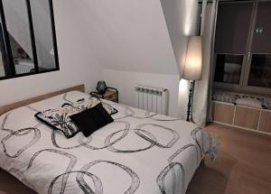 sypialnia z łóżkiem z czarno-białym kocem w obiekcie Bel Appartement, Sélestat w mieście Sélestat
