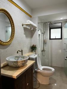 y baño con lavabo, aseo y espejo. en Quinstel Hostel, en Bangkok