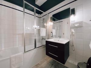 Salle de bains dans l'établissement Royal Hôtel