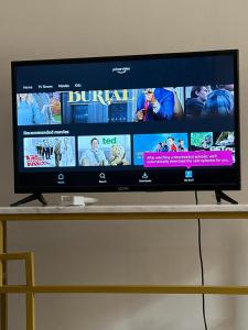 Televiisor ja/või meelelahutuskeskus majutusasutuses Quite apartment with positive vibes