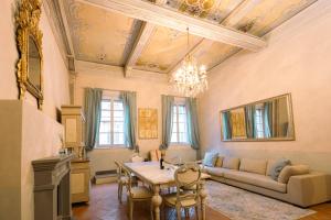 - un salon avec un canapé et une table dans l'établissement Tuscan Palace - Avignonesi apartment, à Montepulciano