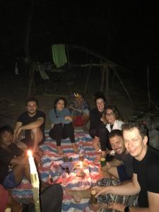Eine Gruppe von Menschen, die auf einer Decke mit einer Gruppe von gmaxwell sitzen in der Unterkunft Happy Homestay Banlung & Trekking in Banlung