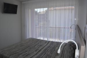 Schlafzimmer mit einem Bett vor einem Fenster in der Unterkunft Résidence ITXASOA - Appartements, plage d'Hendaye in Hendaye