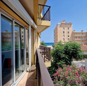 een balkon van een gebouw met uitzicht op de oceaan bij T3 Paisible très proche plage in Canet-en-Roussillon