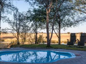 una pequeña piscina en medio de un patio en Mukolo Cabins & Camping, en Kongola