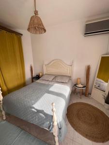una camera con un letto in una stanza con un tappeto di CASA ROSA COSY PINK GUEST HOUSE a Torrão