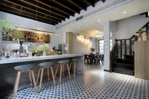 a kitchen and dining room with a counter and stools at Shanghai Downtown Hills Boutique Guesthouse - Near Metro Line 7, Exit 3, Changping Road in Shanghai