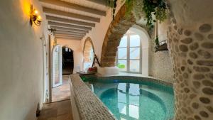 uma piscina numa casa com um arco em Nomadara - Boutique B&B em Coín