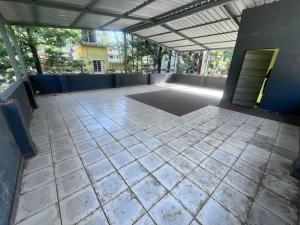 un patio vacío con suelo de baldosa en un edificio en Triveni Stays The Bliss, en Satara