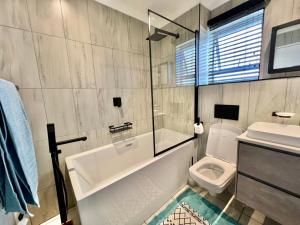 斯科特堡的住宿－Seewindelaan，带浴缸、卫生间和盥洗盆的浴室