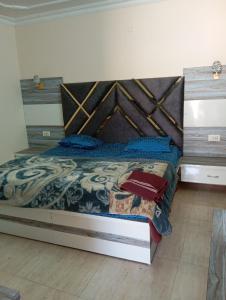 En eller flere senger på et rom på Hotel Subash inn
