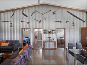 ein Wohnzimmer mit einem Sofa und einem Tisch in der Unterkunft Rosa Glen Retreat - Margaret River in Rosa Glen