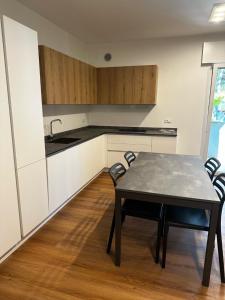 Una cocina con una mesa y sillas en una habitación. en Condominio Sole, en Lignano Sabbiadoro 4 fotos más