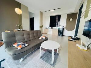 Urban Suites Stylish 3BR in Georgetown with Stunning Seaview的电视和/或娱乐中心