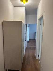 una habitación vacía con una puerta y un pasillo en Condominio Sole, en Lignano Sabbiadoro