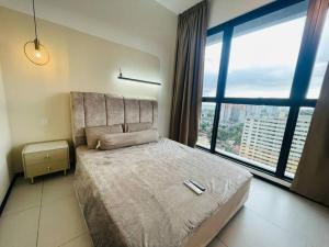 Urban Suites Stylish 3BR in Georgetown with Stunning Seaview客房内的一张或多张床位