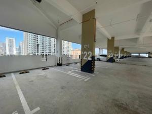 Urban Suites Stylish 3BR in Georgetown with Stunning Seaview的健身中心和/或健身设施