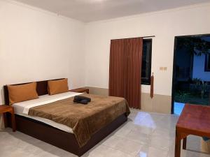 - une chambre avec un lit doté d'un sac noir dans l'établissement Sayang Bungalows, à Kuta Lombok